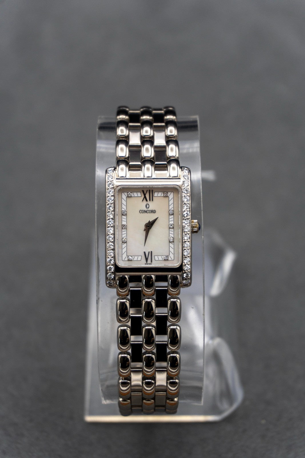 Concord Pre-owned Lady Concord 18k white gold diamond bezel and mop dial 978970